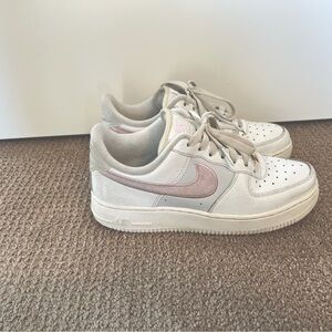 Nike Women’s Air Force 1 Low ‘07 "Velvet Swoosh” pink size 7.5